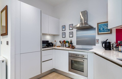King's Park Apartment | GuestReady – Chic 2BR Flat in Hackney
