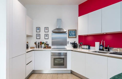 King's Park Apartment | GuestReady – Chic 2BR Flat in Hackney