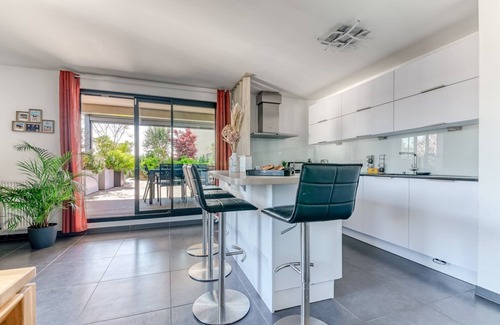 Stalingrad - Lamothe Apartment | GuestReady - Chic Stay with Jacuzzi and Parking
