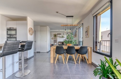 Stalingrad - Lamothe Apartment | GuestReady - Chic Stay with Jacuzzi and Parking
