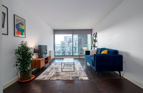 Tower Hamlets Apartment | GuestReady - Cityscape Delight with Canal View