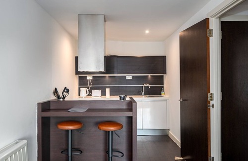 Tower Hamlets Apartment | GuestReady - Cityscape Delight with Canal View
