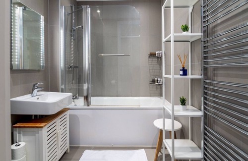 Bromley South Apartment | GuestReady - Contemporary days near Canary Wharf