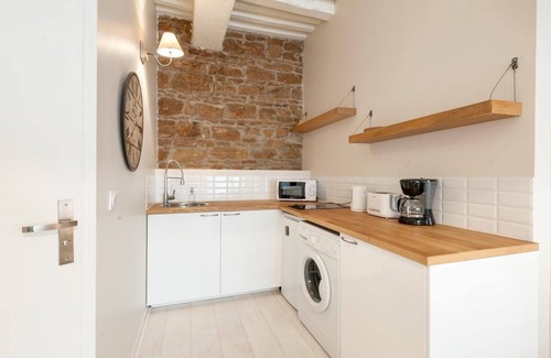 Victor Bach - Saint Louis Apartment | GuestReady Essential - Compact Studio near Metro