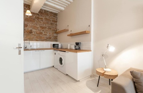 Victor Bach - Saint Louis Apartment | GuestReady Essential - Compact Studio near Metro