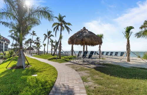 Sanibel Condo | Gulf-Front Escape with Private Rooftop Sundeck & Sweeping Sunset Views