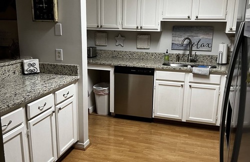 Gulf Shores Condo | Gulf Shores Great Family Getaway Condo Overlooking Pool w/Beach & Lagoon Access