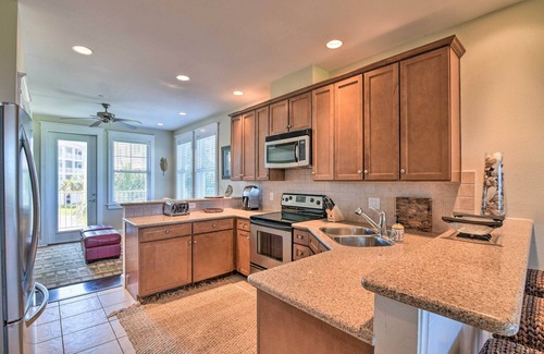 Red Fish Cove Condo | Gulf View + Beach Access: Galveston Resort Condo!