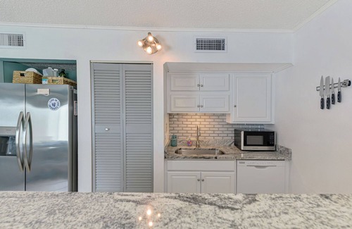 Siesta Key Condo | Gulf views! Quiet Canal Front Oasis-2 BR/1 bath-Htd pool with SUP+Kayak! n