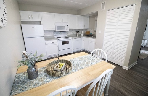 Gulfport Apartment | Gulfport 2 Br Apt + Pool + Wifi + close to airport