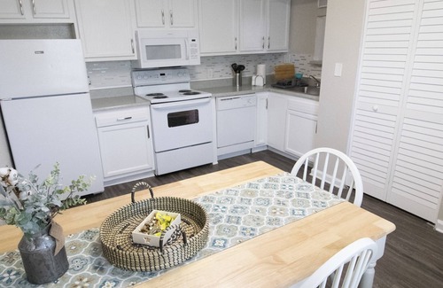 Gulfport Apartment | Gulfport 2 Br Apt + Pool + Wifi + close to airport