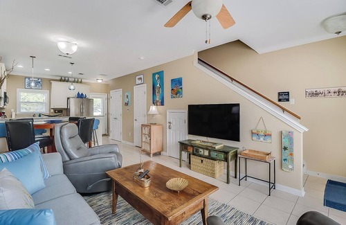 Long Beach Condo | Gulfviews, short walk to Beaches w Pool sleeps 4