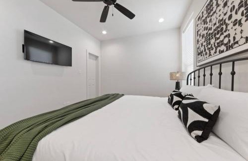 Lafayette Apartment | Gumbo House-Prime Location-King Bed-Fast WiFi