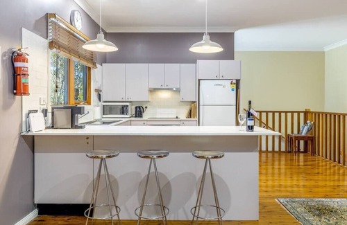 Leura House | Gumview Cottage - Bush/Fireplace/Wildlife at Door