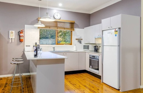 Leura House | Gumview Cottage - Bush/Fireplace/Wildlife at Door