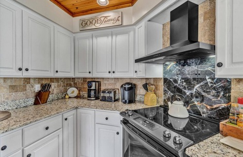 North Shore House | Gunner's Lookout- Standout property in Bernard's Landing- all the amenites but you will not want to leave the townhome!