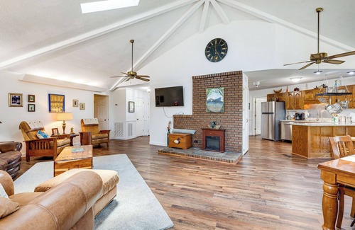 Guntersville House | Guntersville Hideaway w/Mountain & Lake Views!