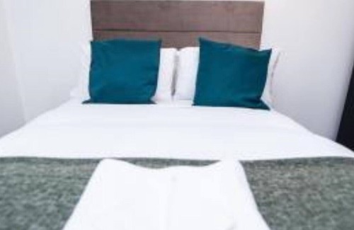 Cheadle House | Gusto - 4 beds, Sleeps 7- Delightful Leisure Stay
