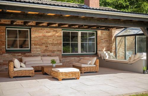 Kletkamp House | GUT KLETKAMP "Finkenhaus" - Idyllisch freistehendes Landhaus mit 3 Schlafzimmern und fantastischem Ausblick I 8 Personen I Offener Kamin I Garten I Wintergarten I Große Terrasse I Ruhig am Waldrand I Parkplätze I WLAN
