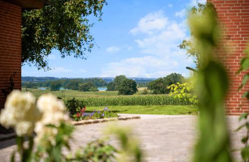 Kletkamp House | GUT KLETKAMP "Finkenhaus" - Idyllisch freistehendes Landhaus mit 3 Schlafzimmern und fantastischem Ausblick I 8 Personen I Offener Kamin I Garten I Wintergarten I Große Terrasse I Ruhig am Waldrand I Parkplätze I WLAN