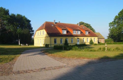 Gingst Apartment | Gut-Rattelvitz-Parterre-B-hochwertig-Sauna-Kamin-eTankstelle-Spielscheune-15-000qm-Parkland