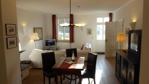 Gingst Apartment | Gut-Rattelvitz-Parterre-B-hochwertig-Sauna-Kamin-eTankstelle-Spielscheune-15-000qm-Parkland