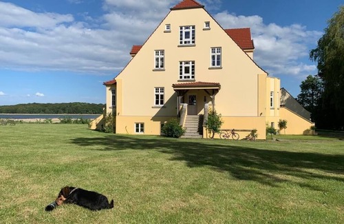 Grubnow Apartment | Gutshaus Grubnow Ferienwohnung 2 am Wasser Sauna und WLAN incl.