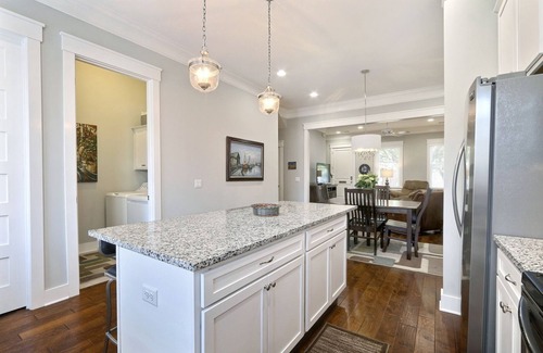 Historic Downtown Savannah House | Gwinnett's Luxury Cottage- Private Courtyard & Off Street Parking Included!