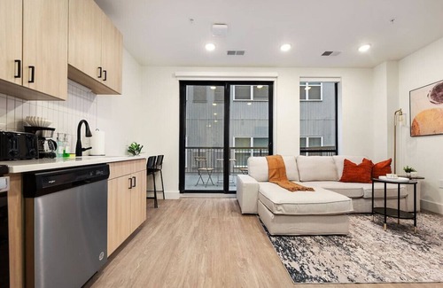 East Liberty Apartment | GYM+PARKING+HULU Near Shopping|Pitt Uni|UPMC