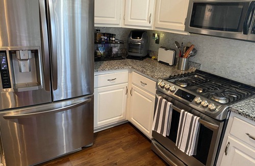 Acworth House | GYM, SAUNA, & HOTTUB! Luxury Spa Oasis Home!