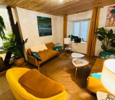 Mirepoix Apartment | Hôte Labyrinthe sur la place chambres d, hôtes , calme ,Netflix