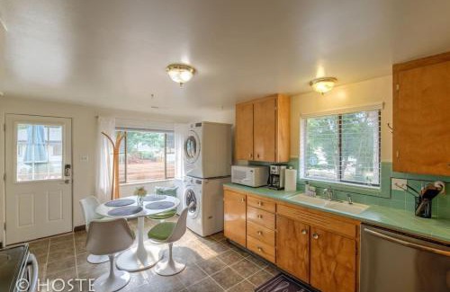 Broadmoor Apartment | *H* NEW! Old Broadmoor 1 BDRM, West-side Colorado Springs Goodness!