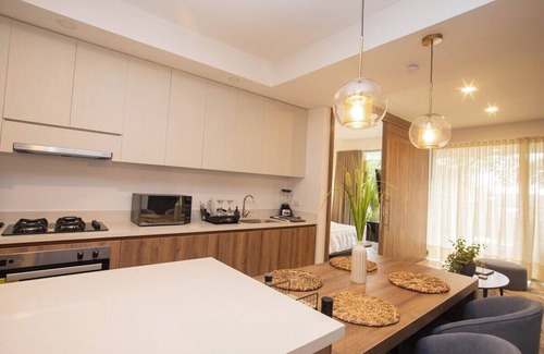 Granada Apartment | H106 - Amazing Comfort & Amenities, Pool, Security
