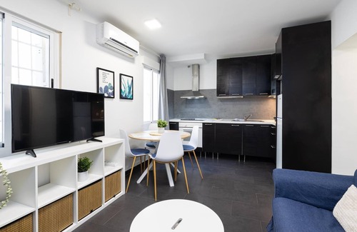 San Felipe Neri Apartment | H2M Pasaje Dos Santos SmartTV, Oven
