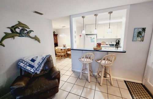 Demere Park Condo | H5, king and queen by lake