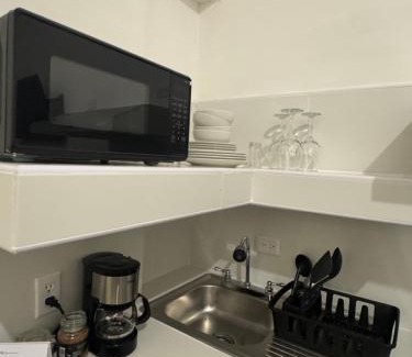 Monterrey House | Habitación con dos camas y servicios