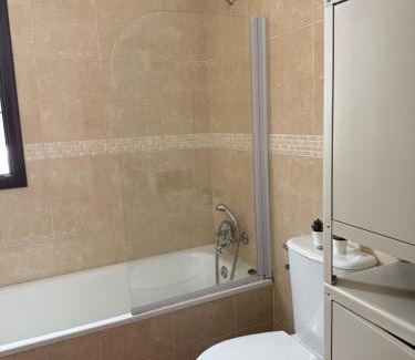 Tocina House | Habitación Triple con baño compartido SEVILLA DELUXE LOS ROSALES