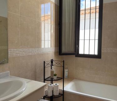 Tocina House | Habitación Triple con baño compartido SEVILLA DELUXE LOS ROSALES