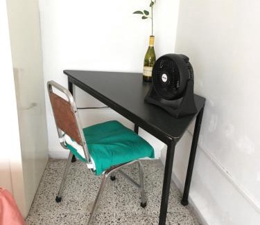 Leon House | Habitacion con aire acondicionado y sofa en Departamento en el Centro Estacionamiento