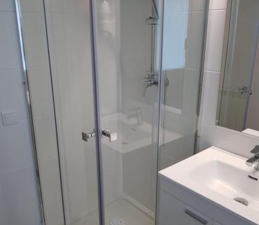 Vilanova de Sau Cabin | Habitacion en alojamiento turistico compartido con la amfitriona, estancias compartidas baño, terraza, cocina