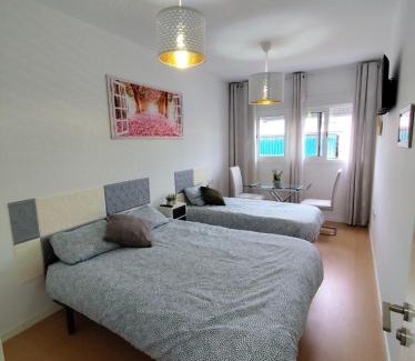Camas House | Habitacion Familiar LOVELY SEVILLA con baño compartido