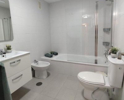 Camas House | Habitacion Familiar LOVELY SEVILLA con baño compartido