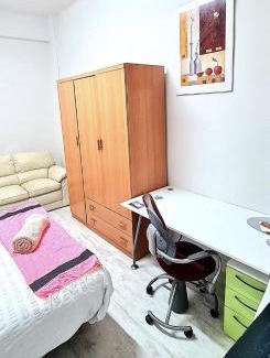 Antiguo House | Habitaciones privadas en piso frente a playa Ondarreta, baño compartido