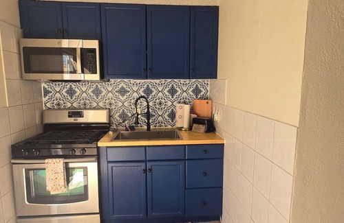 Mesilla House | Hacienda de Napoleon. 2 bedroom casita. 1 king and 1 queen. We love pets.