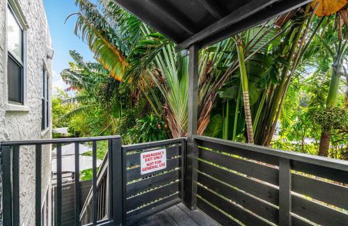 Flamingo Parks Apartment | Hacienda Flamingo Unit 2 - Expansive 3BR Retreat with Style & Comfort