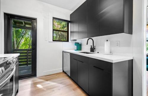 Flamingo Parks Apartment | Hacienda Flamingo Unit 2 - Expansive 3BR Retreat with Style & Comfort