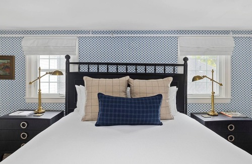 Kennebunkport Hotel | Hackenberg King with Seating Area at Kennebunkport Inn, Free Breakfast