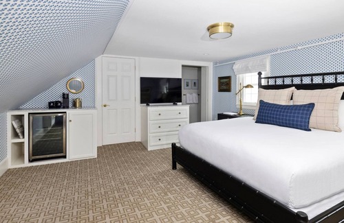 Kennebunkport Hotel | Hackenberg King with Seating Area at Kennebunkport Inn, Free Breakfast