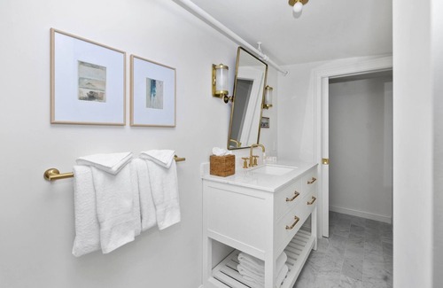 Kennebunkport Hotel | Hackenberg King with Seating Area at Kennebunkport Inn, Free Breakfast