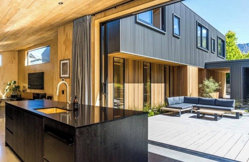 Arrowtown House | Haehaenui Retreat (with Stoked hot tub)
